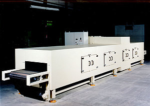 Horno continuo para el secado de papel filtrante plisado, impregnado de resina fenólica; el aire de escape de la instalación de depuración catalítica sirve de medio de calefacción indirecto
