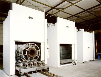 Indirekt gasbeheizte Kammer�fen mit elektrisch betriebenen Hubtoren und selbstfahrenden Plattformwagen mit Rolliereinrichtung f�r die Gro�elektromotorenfertigung
